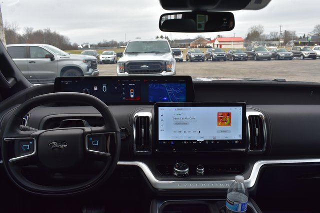 Used 2025 Ford Expedition Platinum w/ Stealth Performance Package image 40