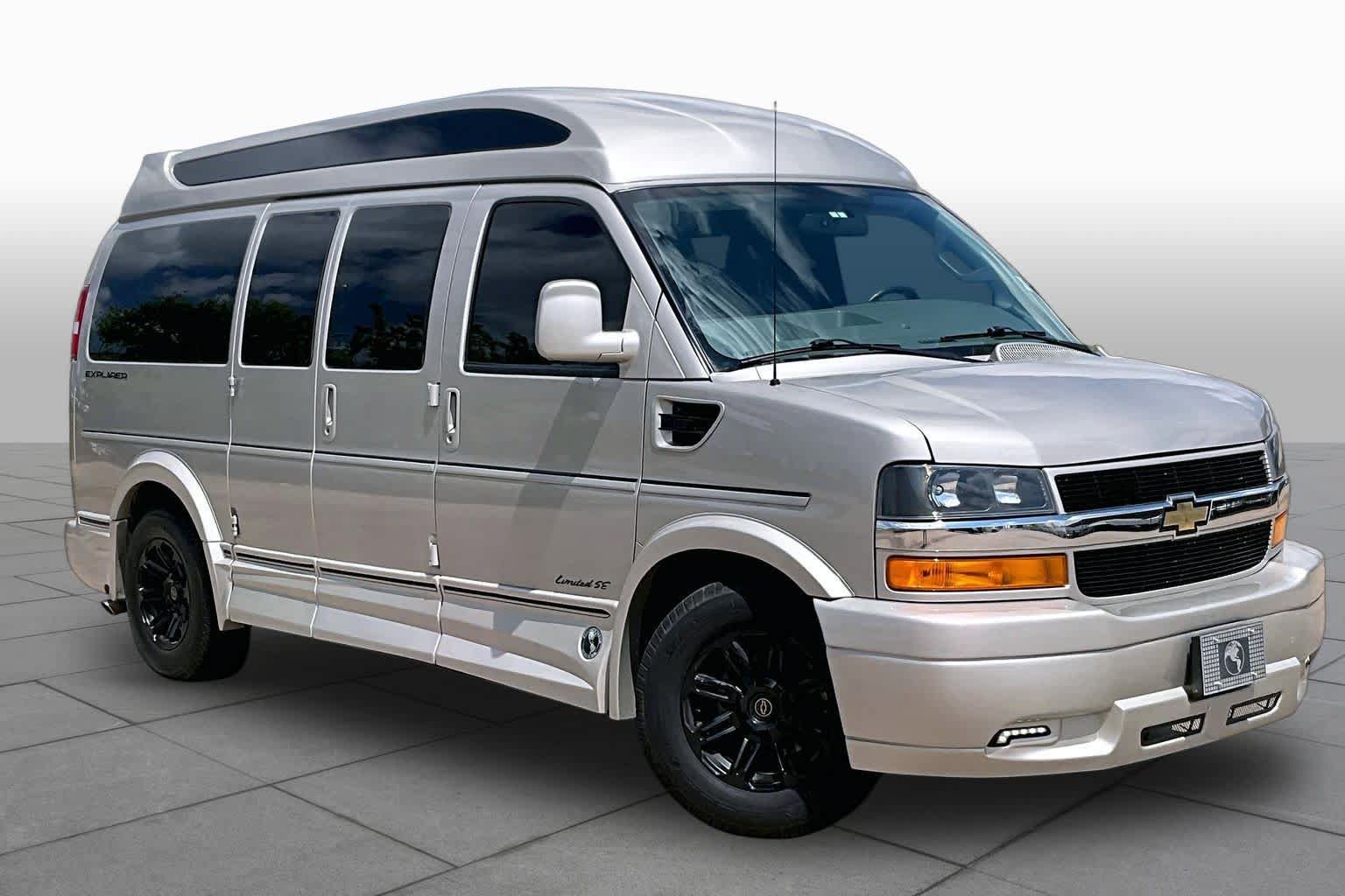 Used 2022 Chevrolet Express 2500 w/ Enhanced Convenience Package RWD image 3