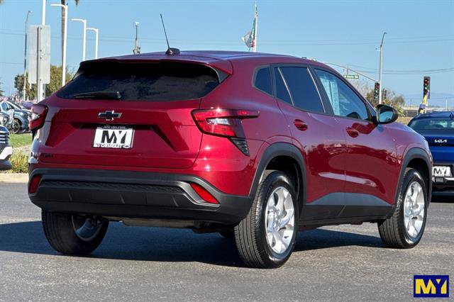Used 2024 Chevrolet Trax LS w/ LS Convenience Package image 4