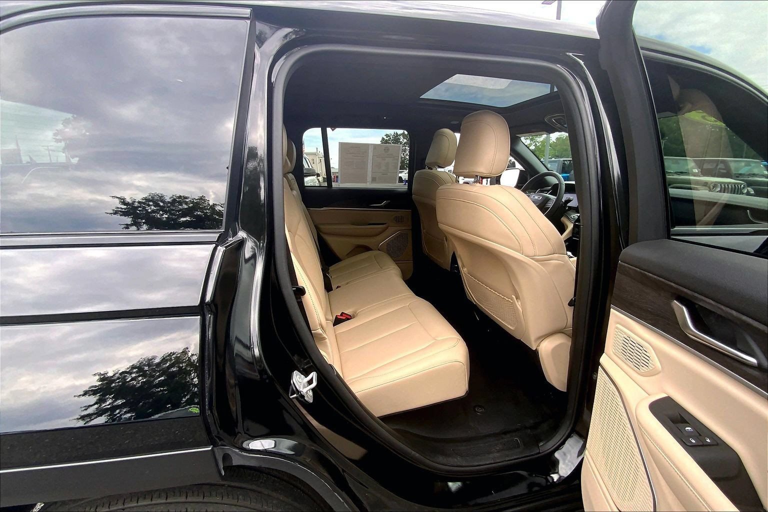 Certified 2025 Jeep Grand Cherokee Limited w/ Black Appearance Package AWD/4WD image 17