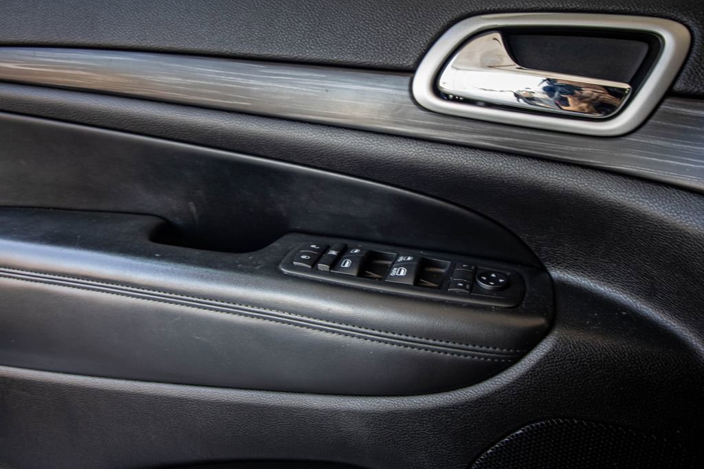 Used 2020 Jeep Grand Cherokee Laredo w/ Security & Convenience Group image 20