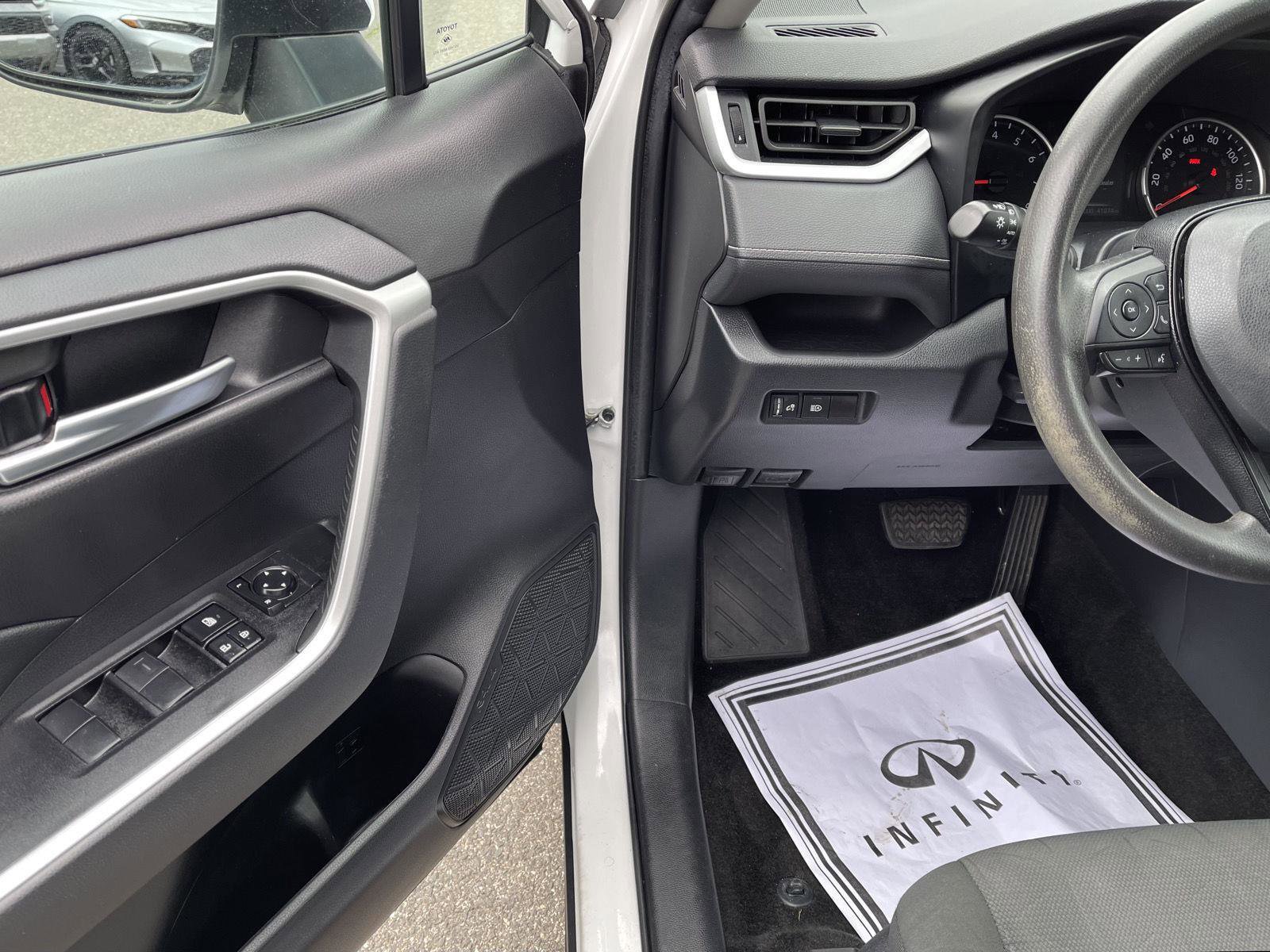 Used 2021 Toyota RAV4 XLE AWD/4WD image 2