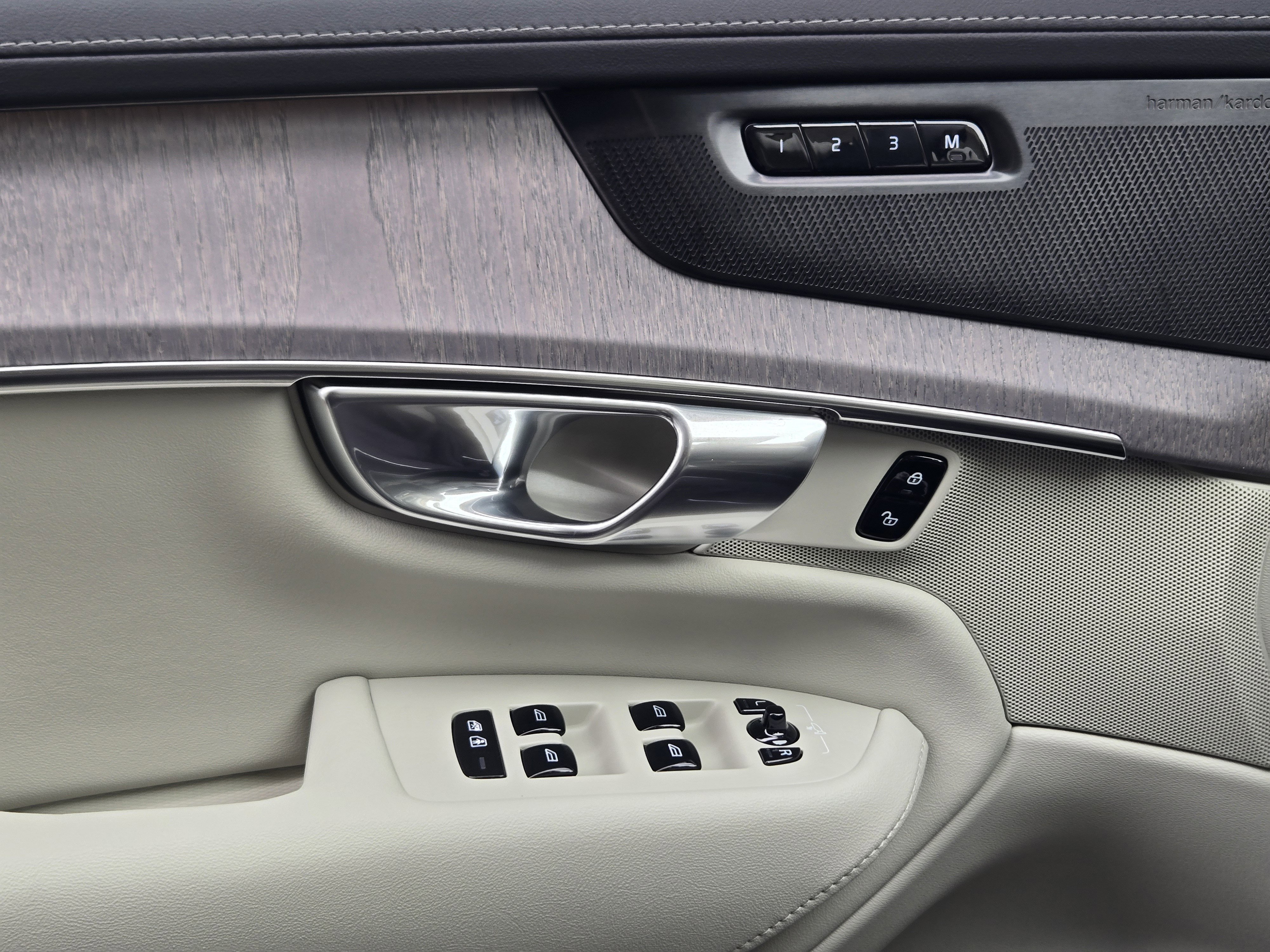 New 2026 Volvo XC90 B6 Ultra w/ Protection Package image 25