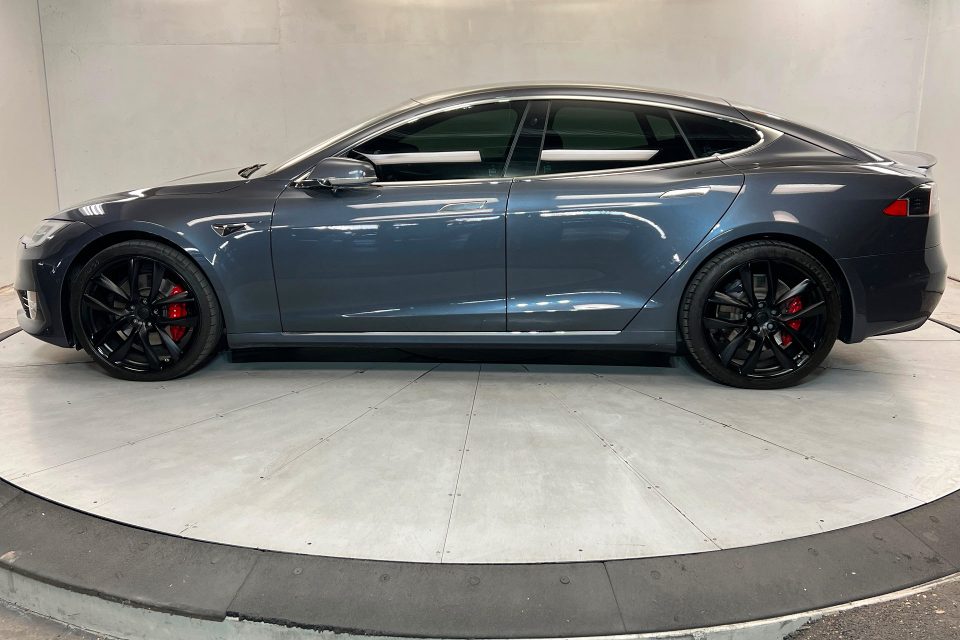 Used 2019 Tesla Model S Performance AWD/4WD image 2