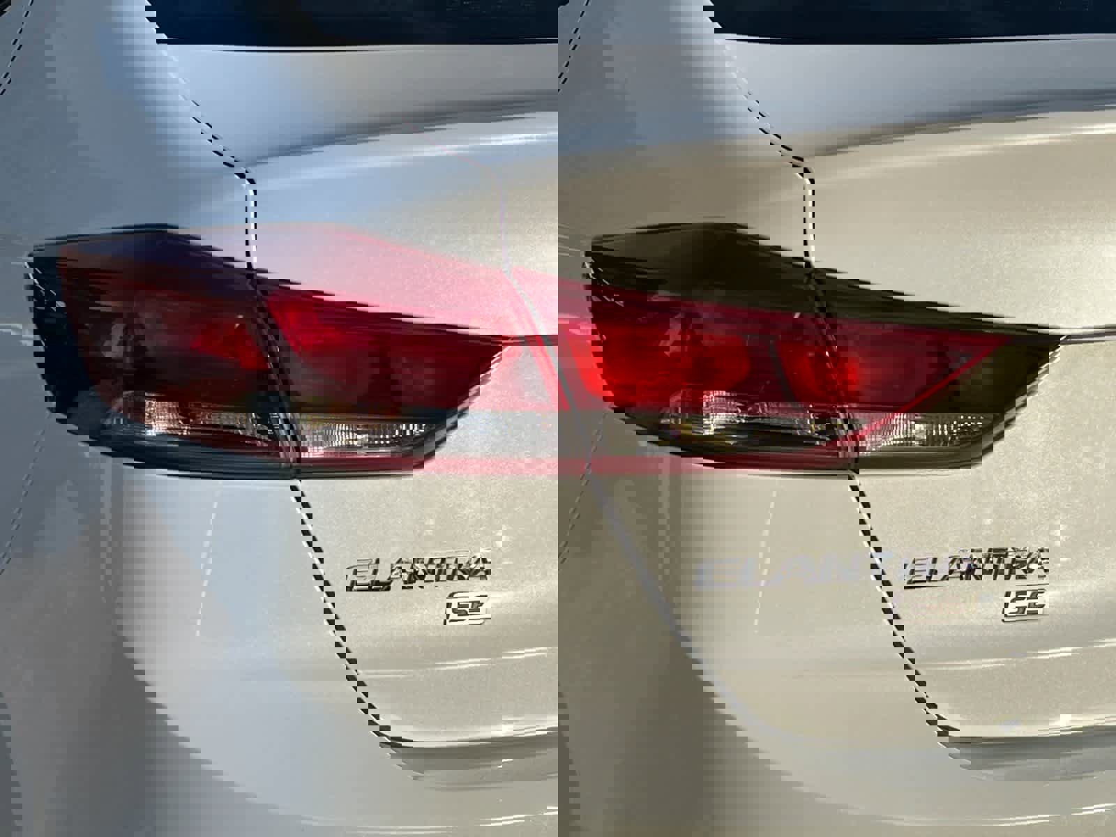 Used 2018 Hyundai Elantra SE image 24