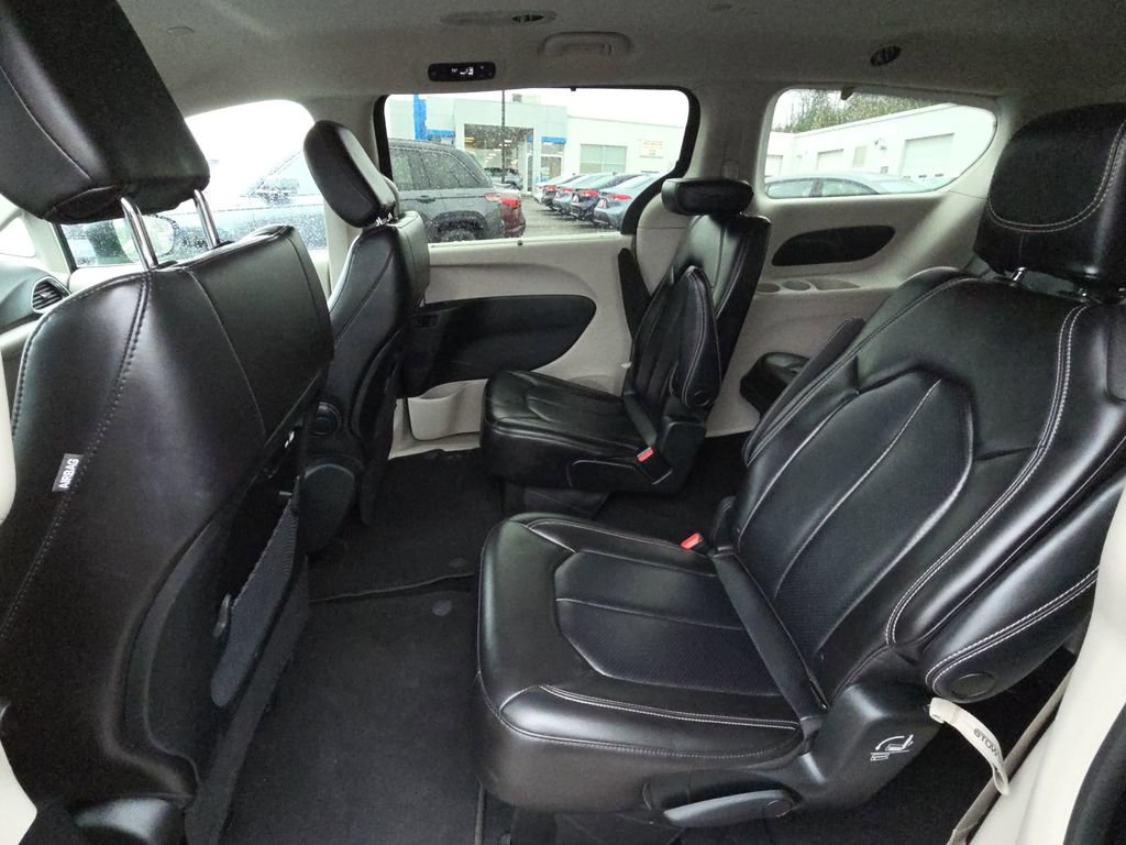 Used 2023 Chrysler Pacifica Touring-L image 27