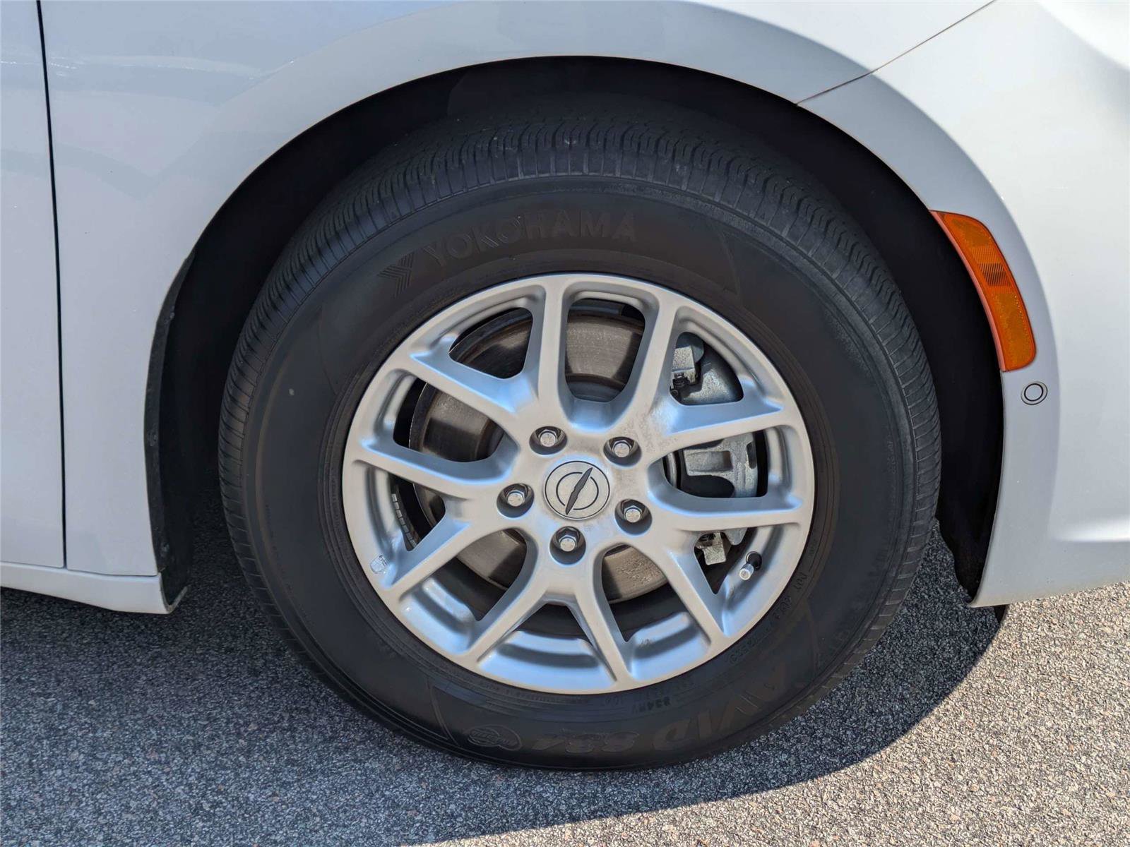 Used 2024 Chrysler Pacifica Touring-L image 14