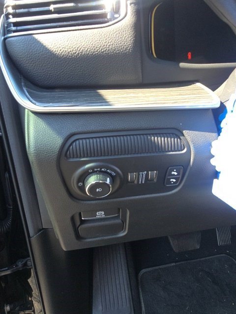 Used 2022 Jeep Wagoneer Series II w/ Convenience Group I AWD/4WD image 7
