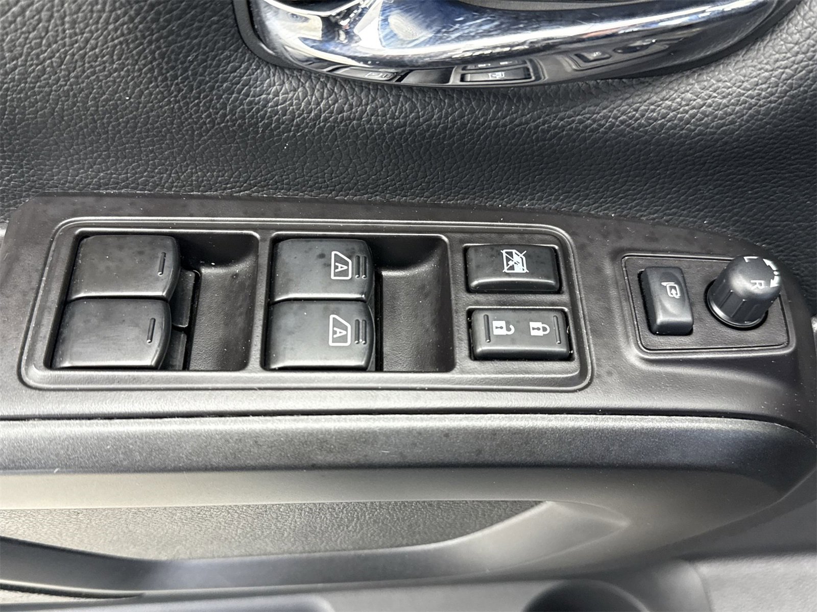 Used 2020 Nissan Titan PRO-4X w/ Pro-4x Convenience Package image 18