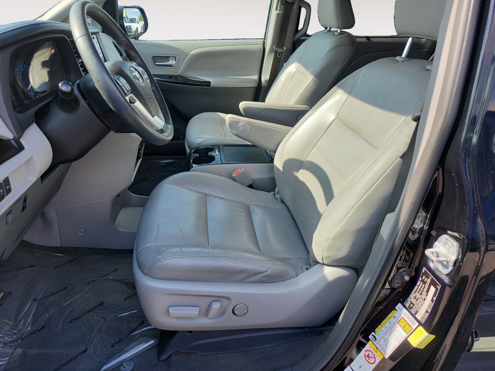 Used 2018 Toyota Sienna XLE w/ XLE Navigation Package AWD/4WD image 9