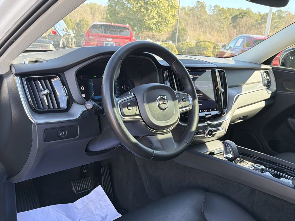 Used 2024 Volvo XC60 B5 Core image 10