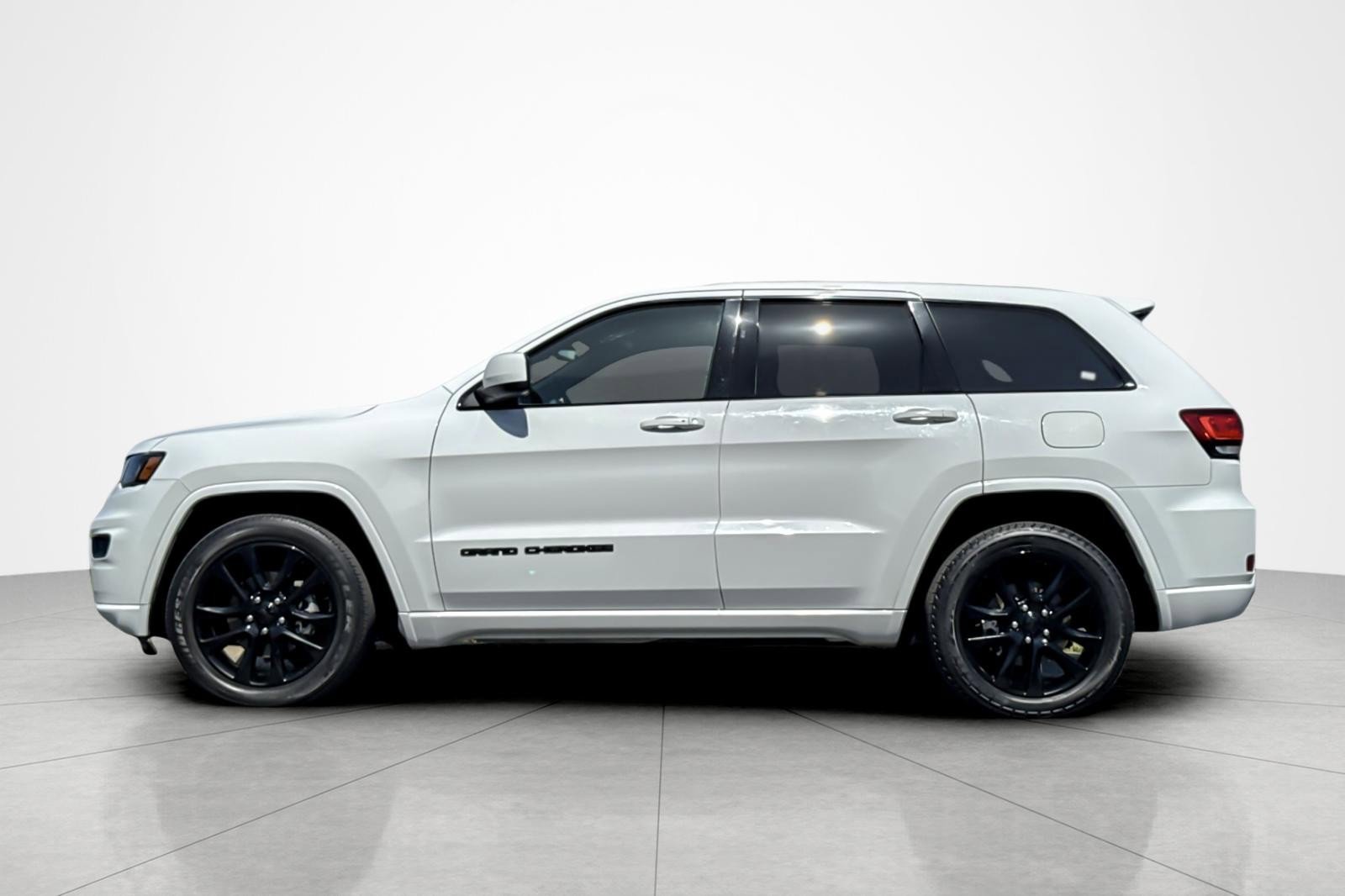 Used 2020 Jeep Grand Cherokee Altitude RWD image 2