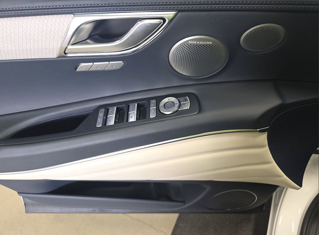 Used 2025 Genesis GV80 3.5T Prestige AWD/4WD image 9