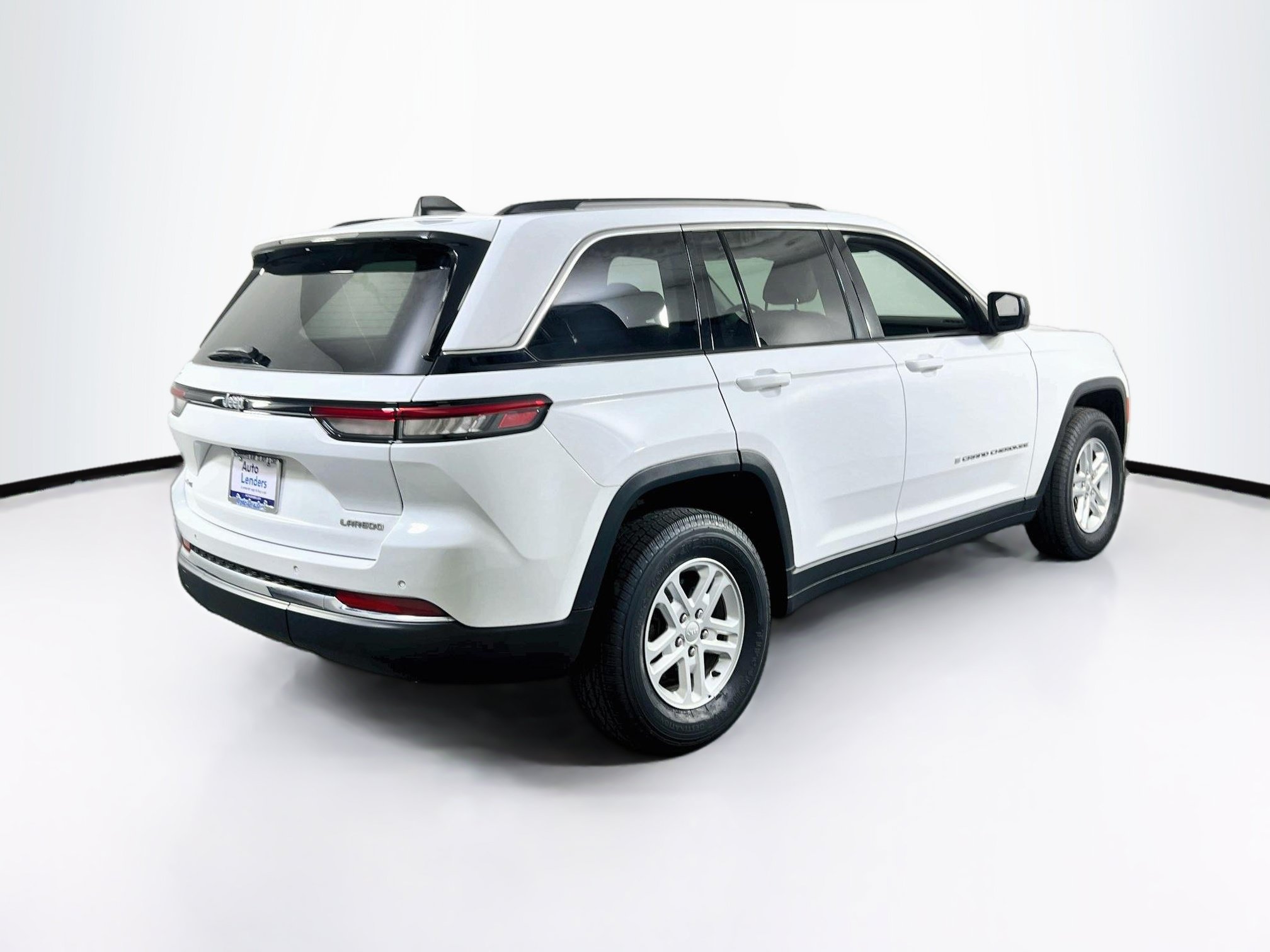 Used 2023 Jeep Grand Cherokee Laredo AWD/4WD image 5