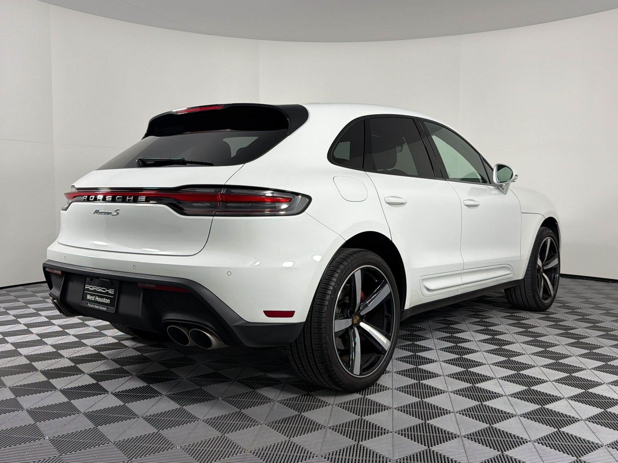 Certified 2024 Porsche Macan S AWD/4WD image 9