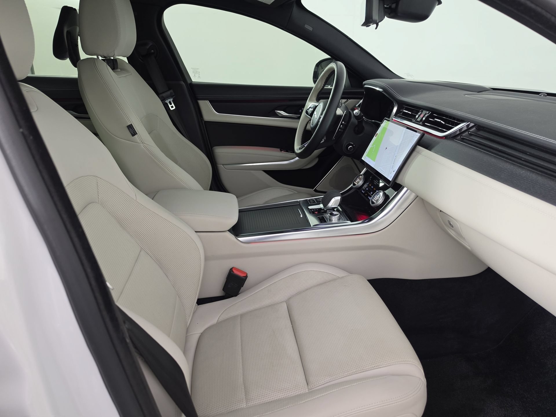 Used 2024 Jaguar XF R-Dynamic SE AWD/4WD image 47