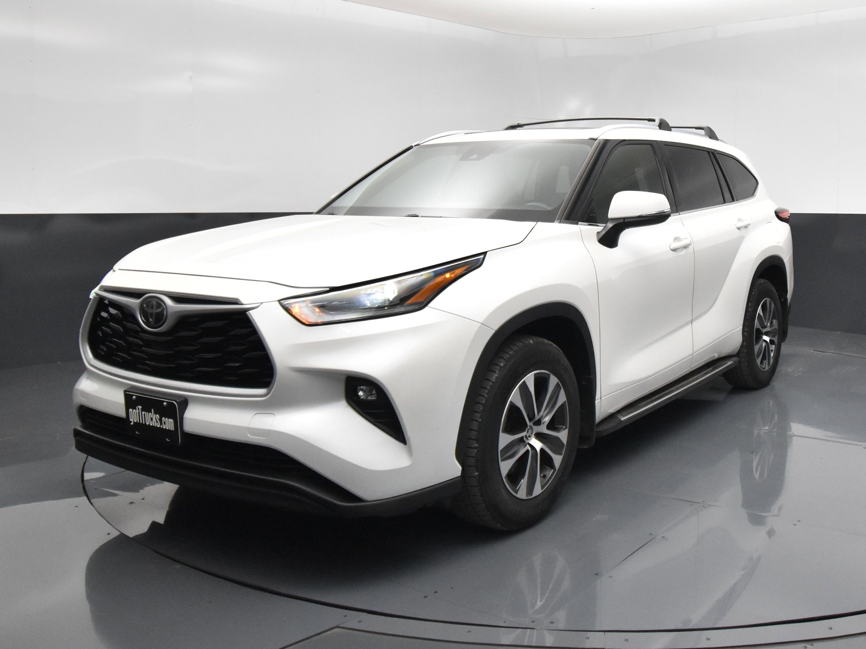 Used 2021 Toyota Highlander XLE AWD/4WD image 2