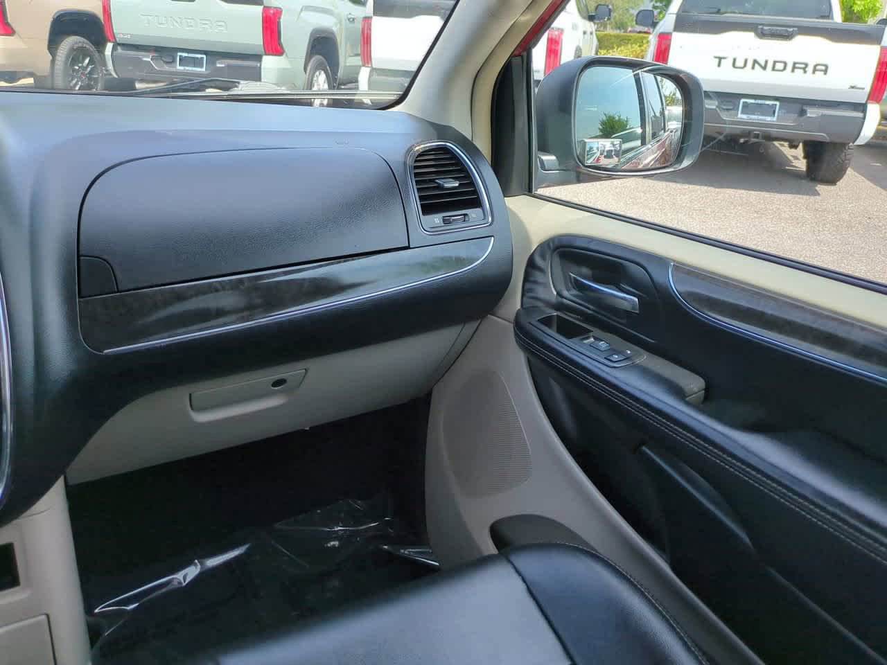 Used 2014 Chrysler Town & Country Touring FWD image 17