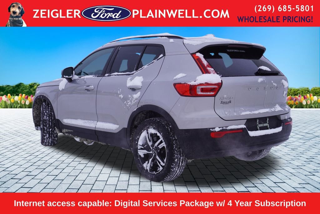 Used 2024 Volvo XC40 B5 Core image 2