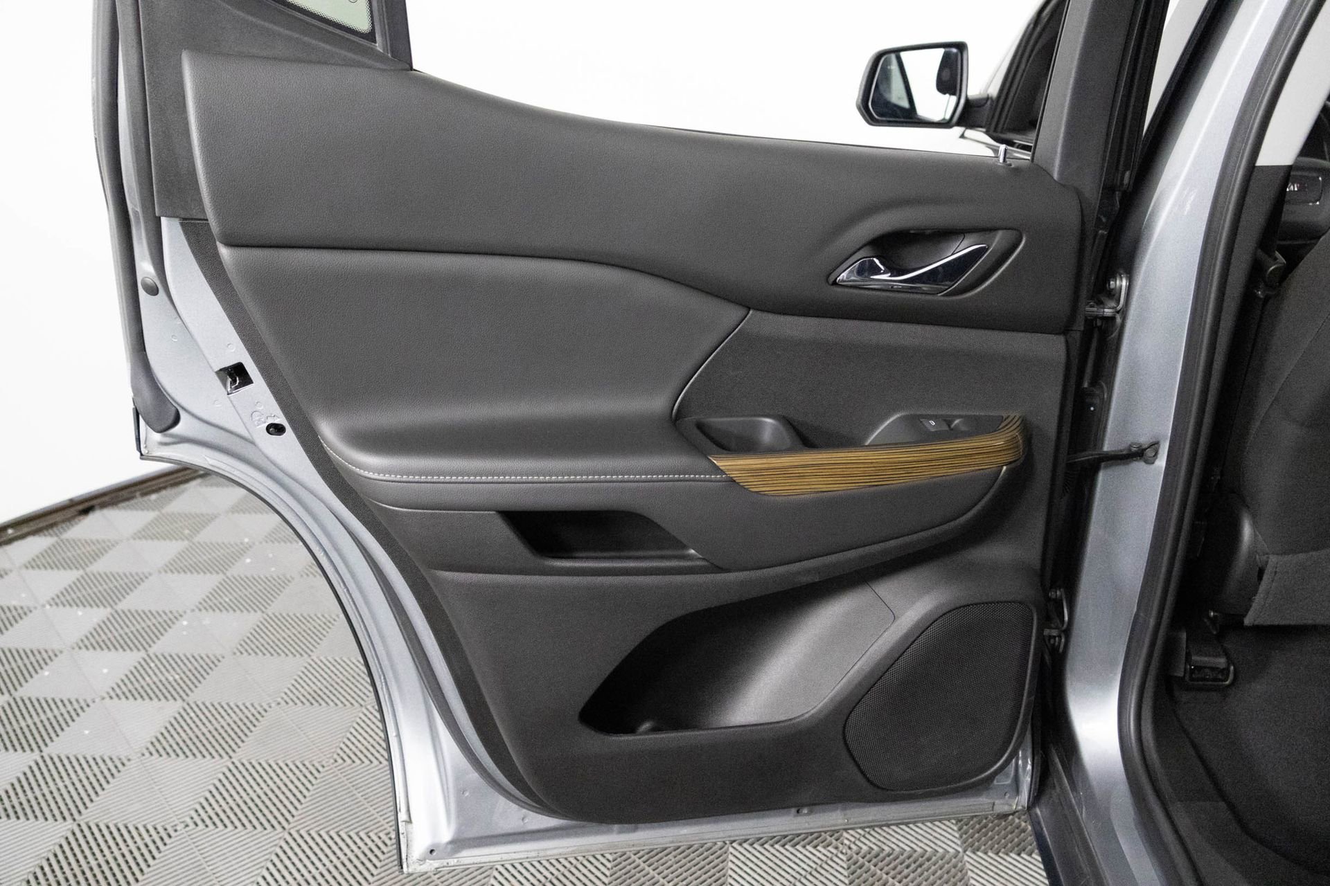 Certified 2023 GMC Acadia SLE w/ Driver Convenience Package image 37