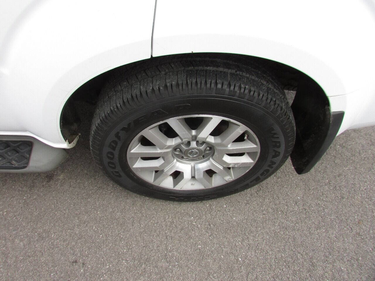 Used 2010 Nissan Pathfinder LE image 38