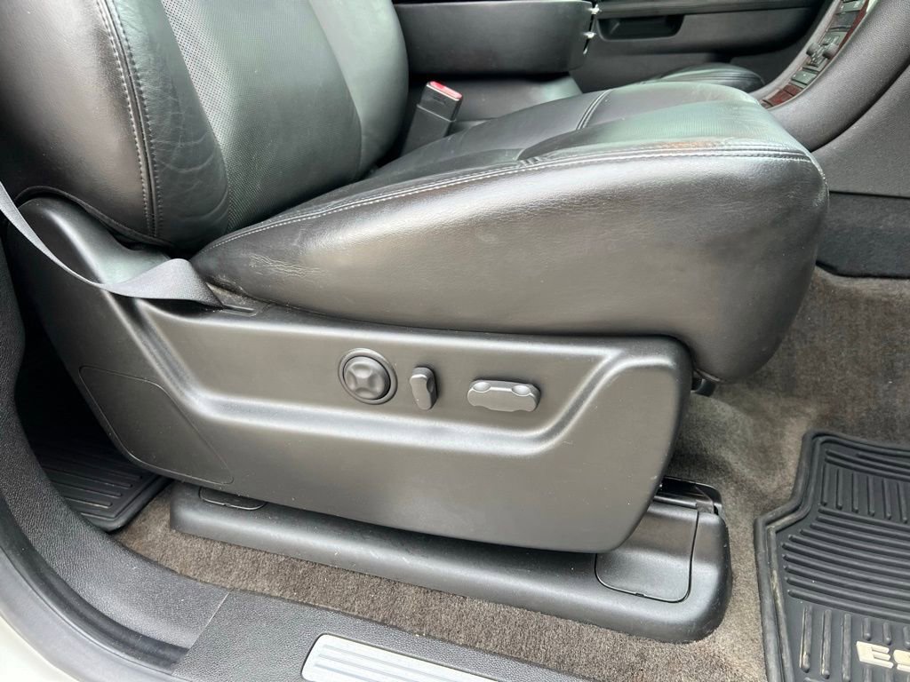 Used 2010 Cadillac Escalade Luxury image 23