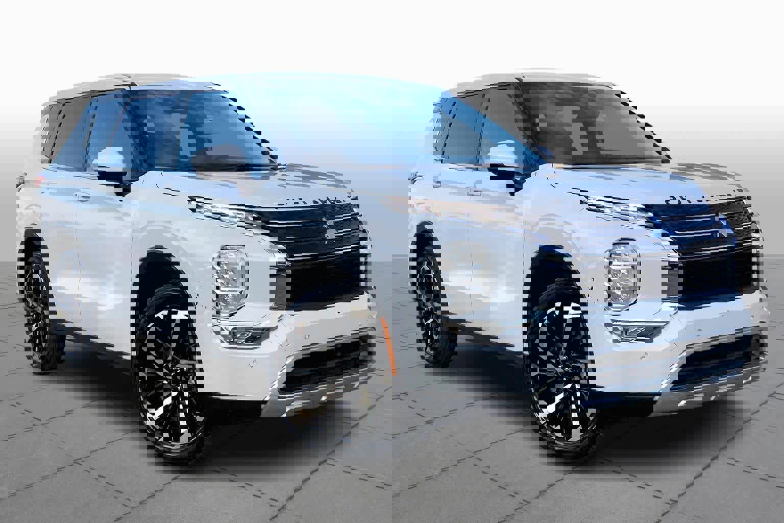 Used 2023 Mitsubishi Outlander SE image 2