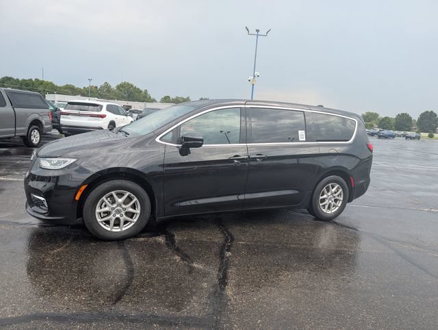 Used 2025 Chrysler Pacifica Select FWD image 4