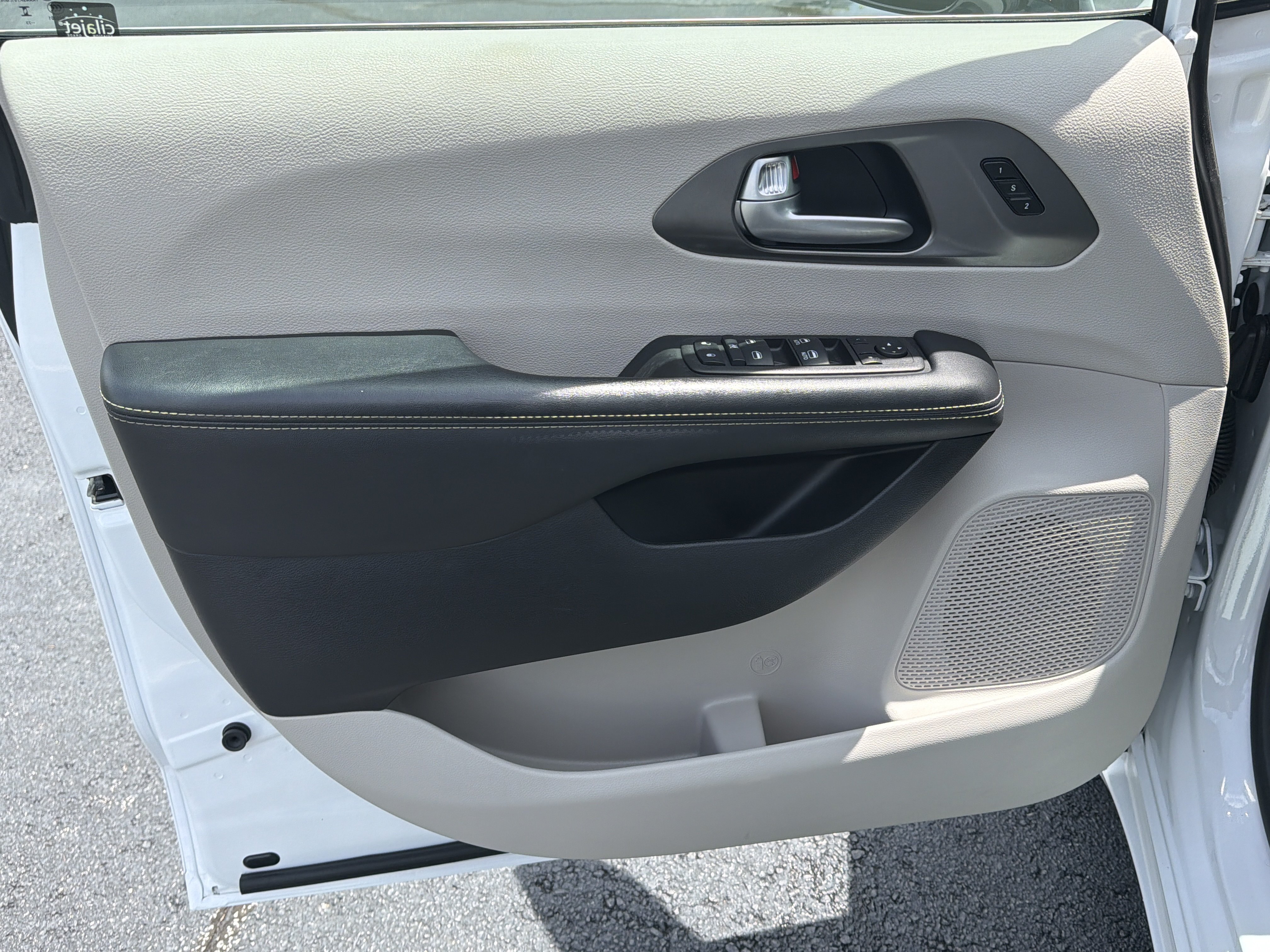 Used 2024 Chrysler Pacifica Touring-L FWD image 22