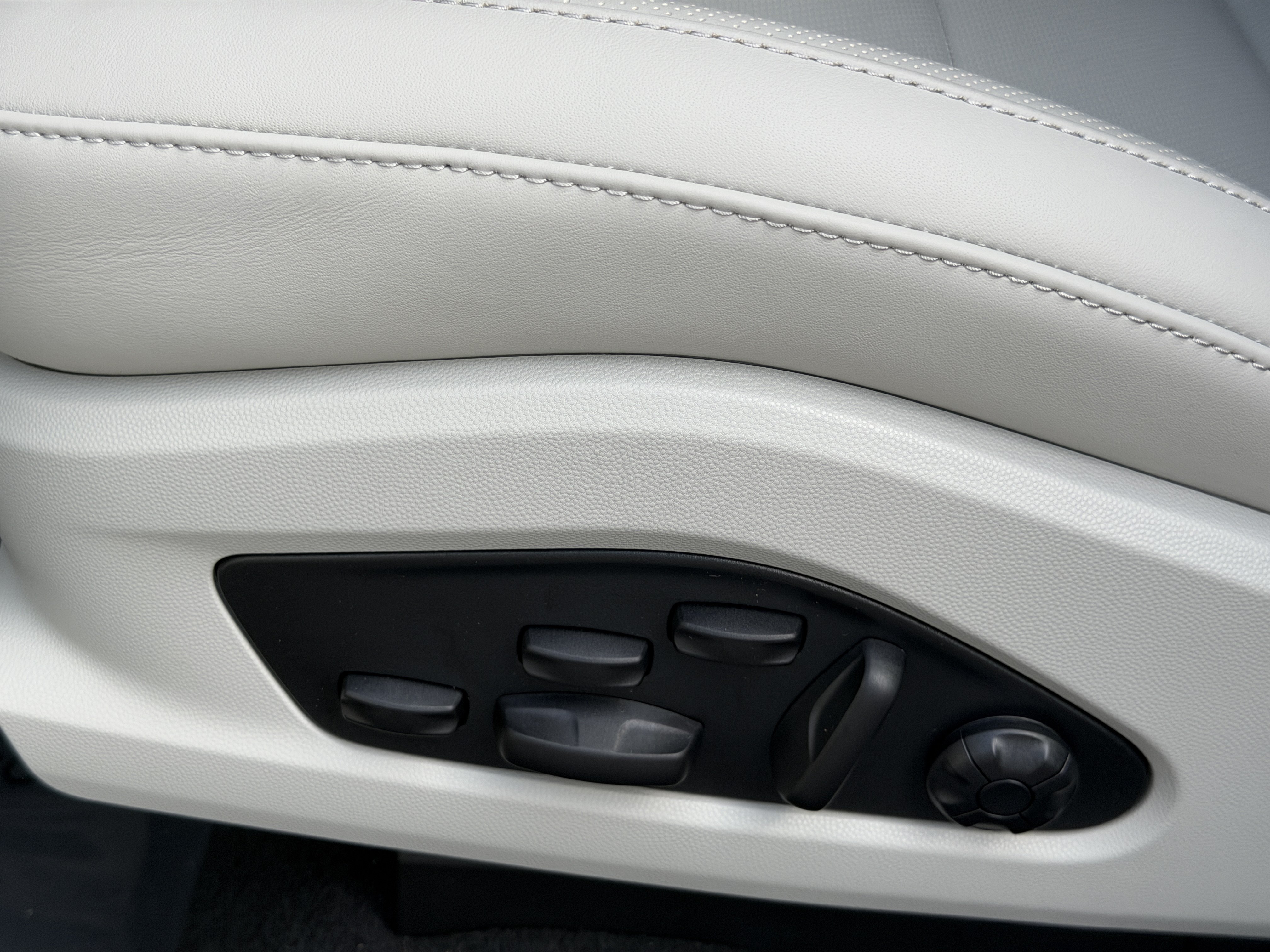 New 2026 Porsche Macan Turbo Electric AWD/4WD image 26