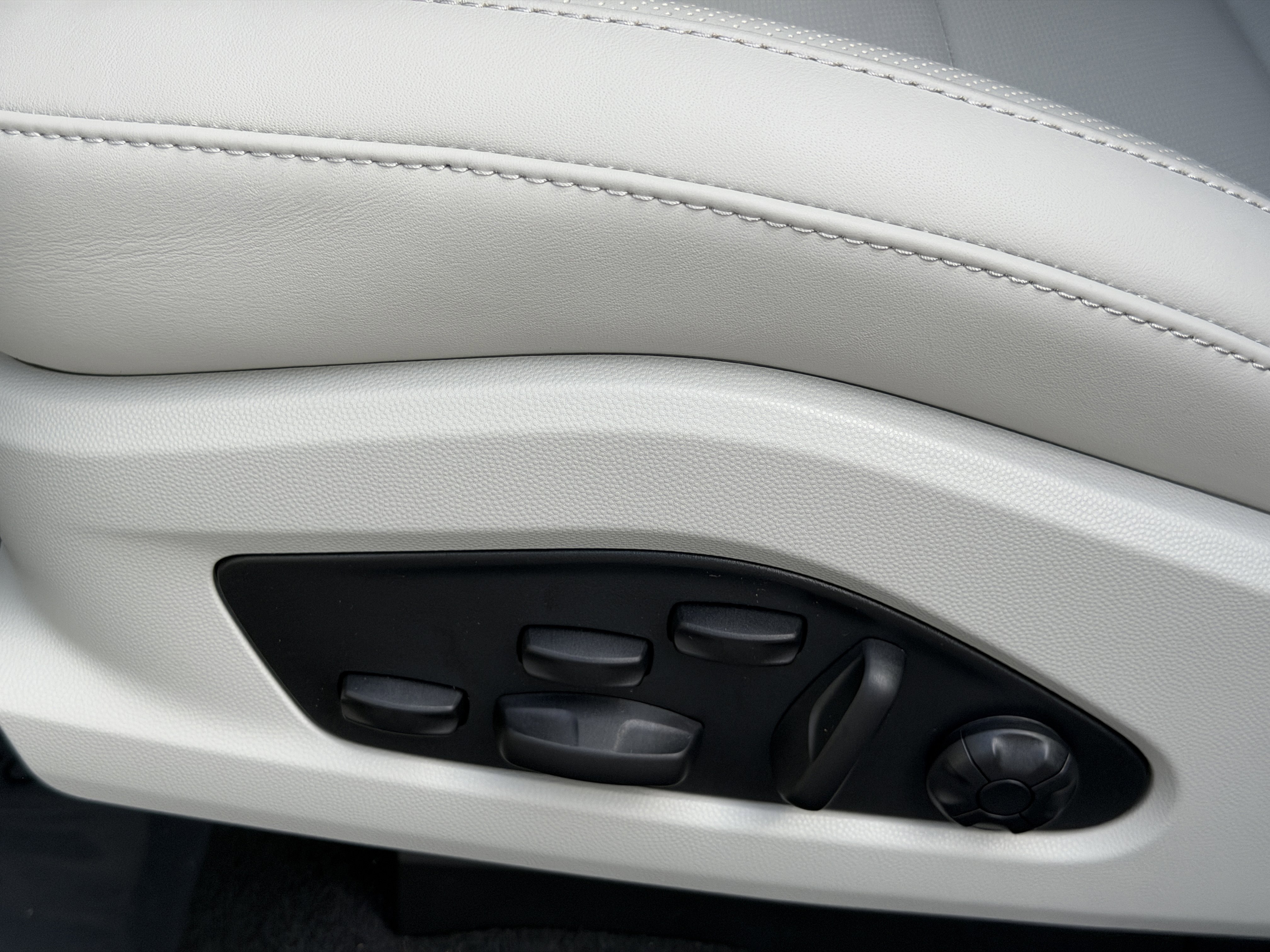 New 2026 Porsche Macan Turbo Electric image 26