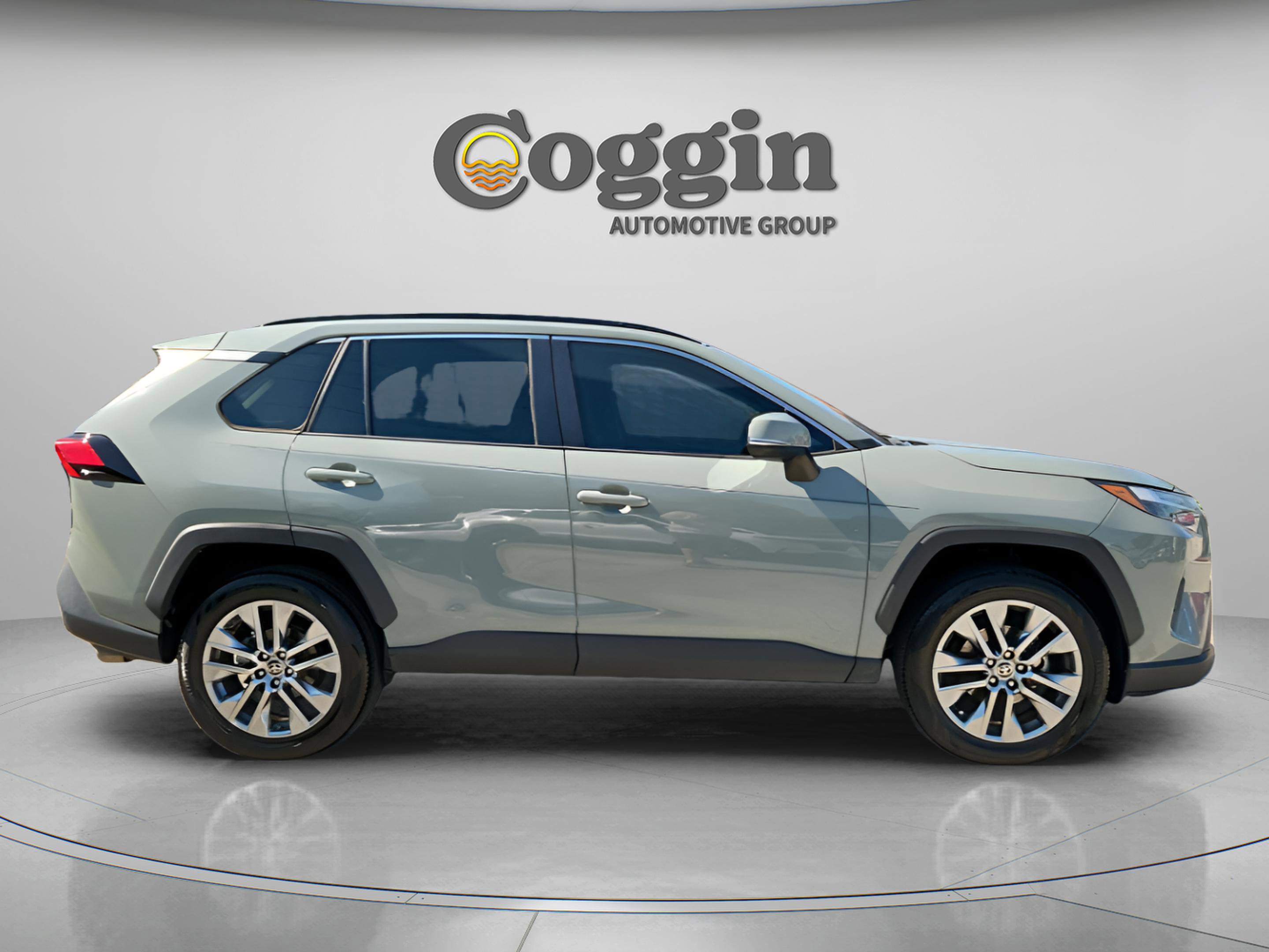 Used 2022 Toyota RAV4 XLE Premium image 7