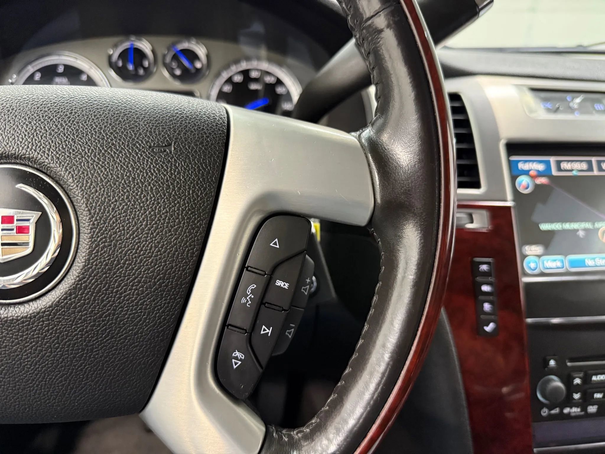 Used 2012 Cadillac Escalade EXT Premium image 28