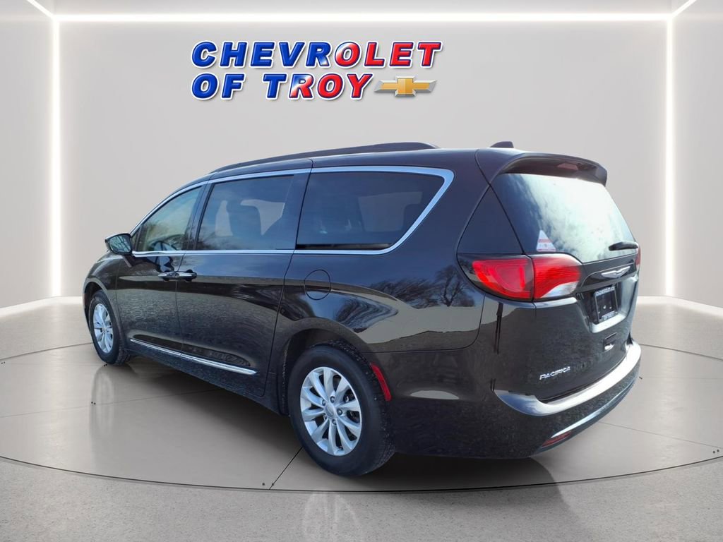 Used 2017 Chrysler Pacifica Touring-L image 7