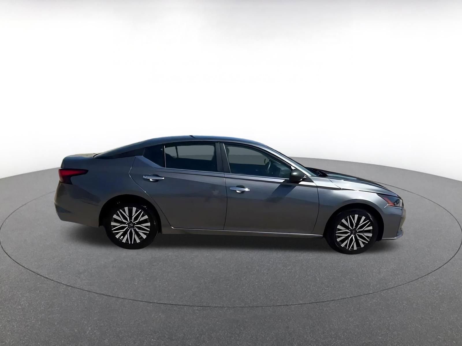 Used 2025 Nissan Altima 2.5 SV FWD image 15