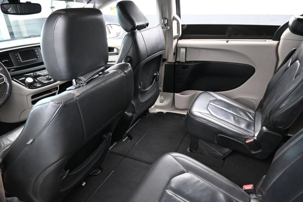 Used 2017 Chrysler Pacifica Touring-L FWD image 35