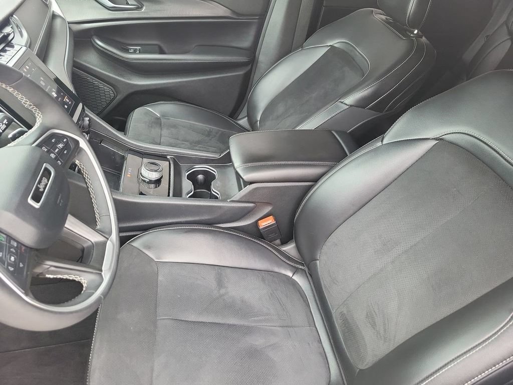 Used 2024 Jeep Grand Cherokee Altitude AWD/4WD image 25