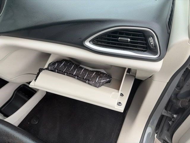Used 2023 Chrysler Pacifica Touring-L FWD image 38
