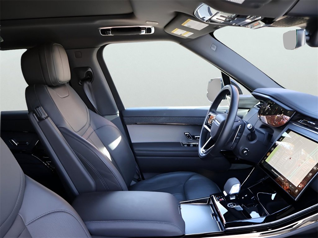 Used 2025 Land Rover Range Rover Sport SE image 9