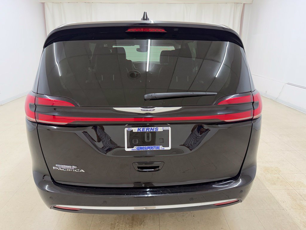 Used 2024 Chrysler Pacifica Touring-L FWD image 4