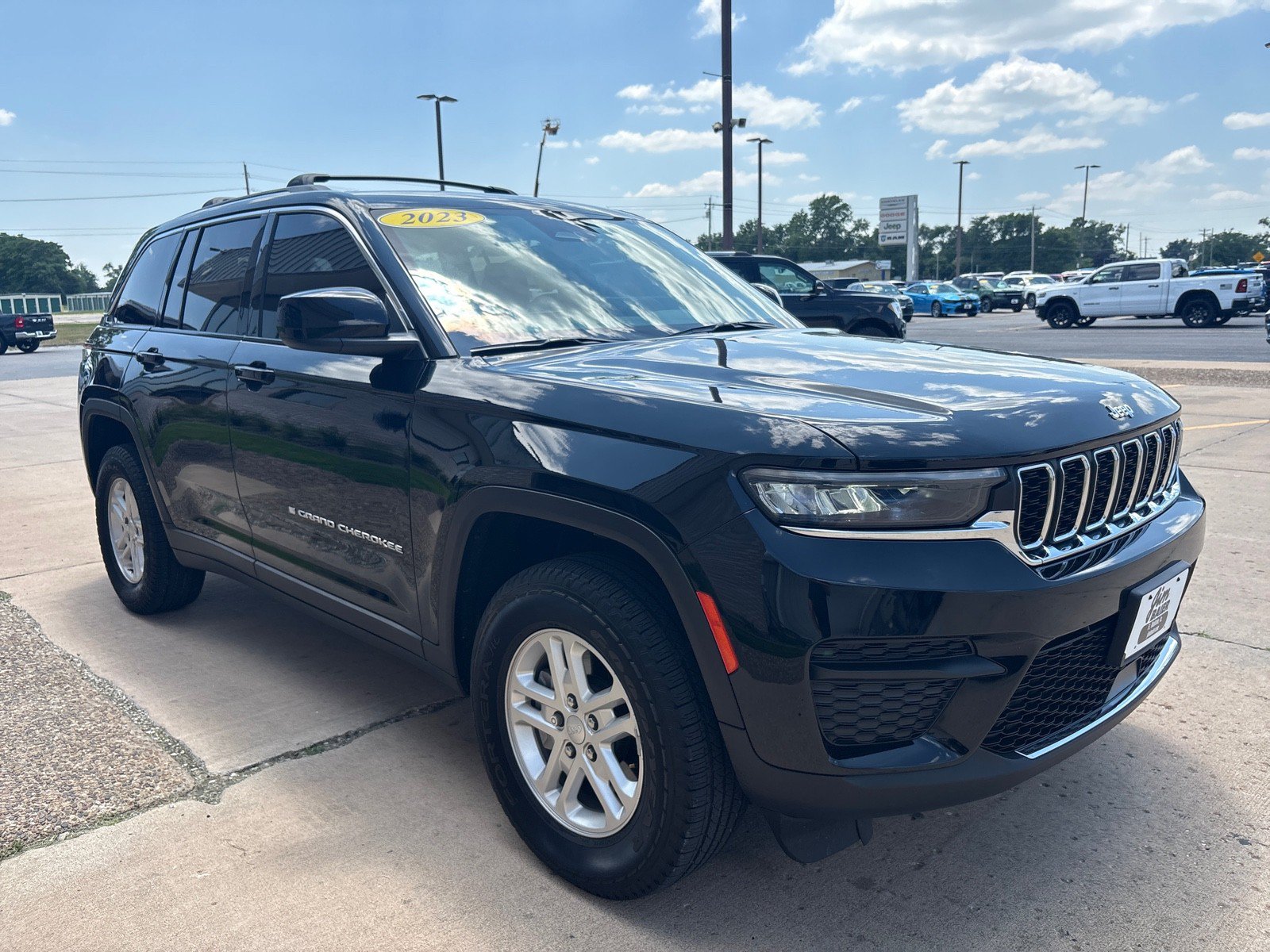 Used 2023 Jeep Grand Cherokee Laredo AWD/4WD image 7