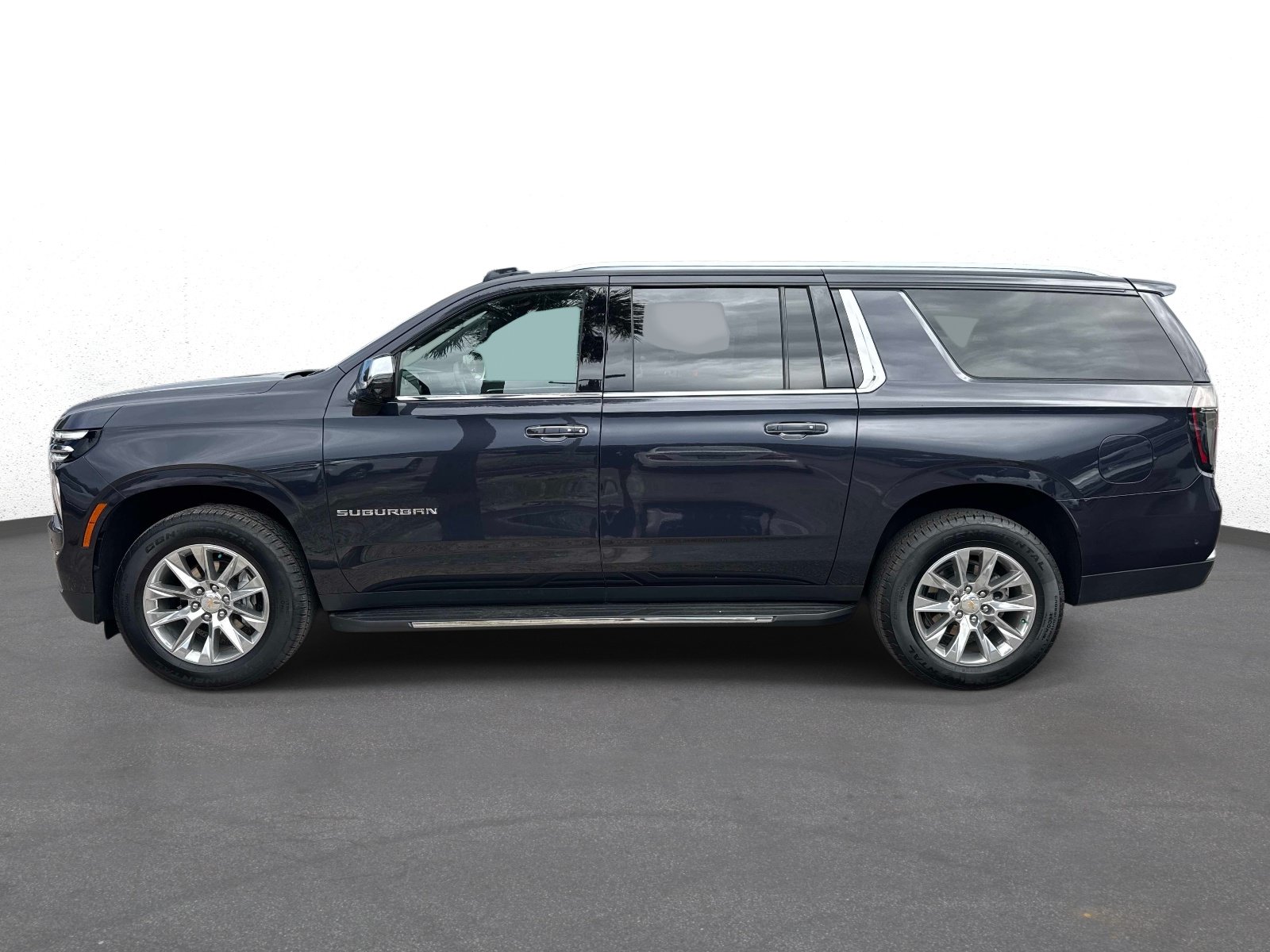 Used 2025 Chevrolet Suburban Premier RWD image 6