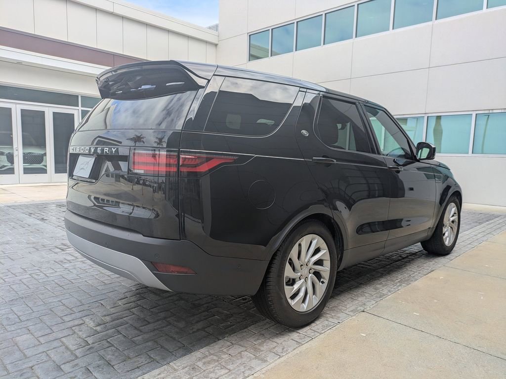 Certified 2025 Land Rover Discovery S image 5