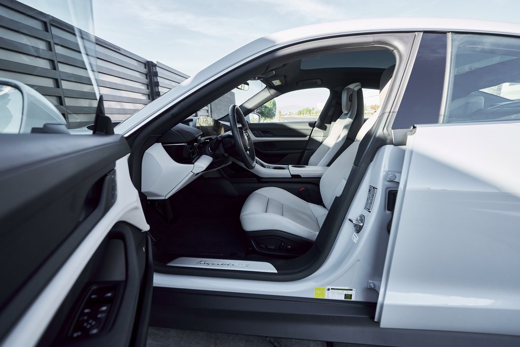 Used 2023 Porsche Taycan 4S w/ Premium Package image 30