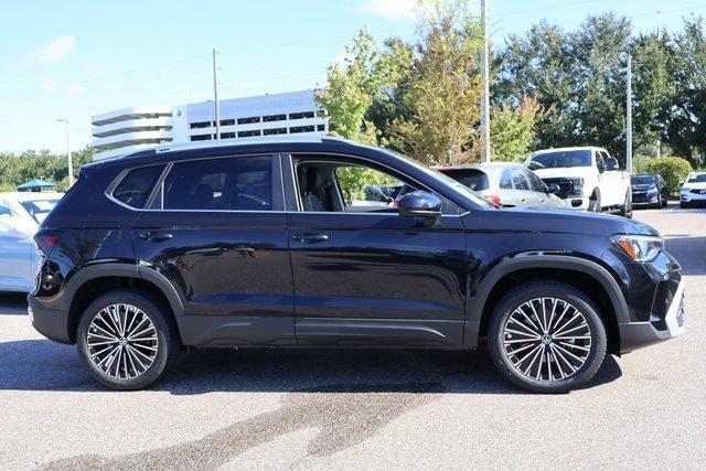 Certified 2025 Volkswagen Taos SE image 8