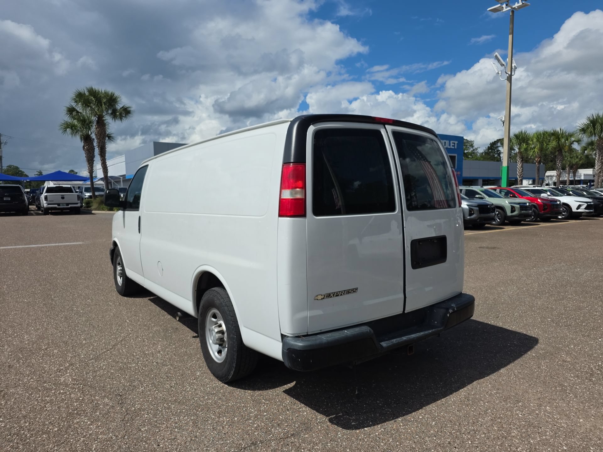 Used 2018 Chevrolet Express 2500 w/ Driver Convenience Package RWD image 14