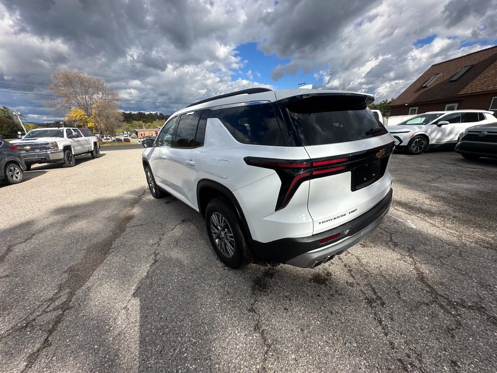 Used 2025 Chevrolet Traverse LT w/ Driver Confidence Package AWD/4WD image 3