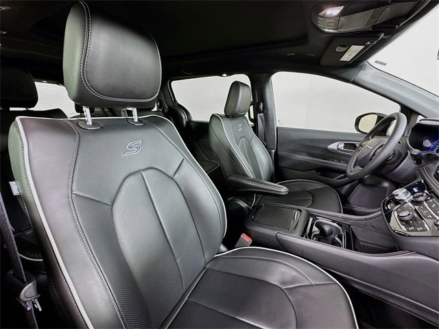 Used 2025 Chrysler Pacifica Premium image 29