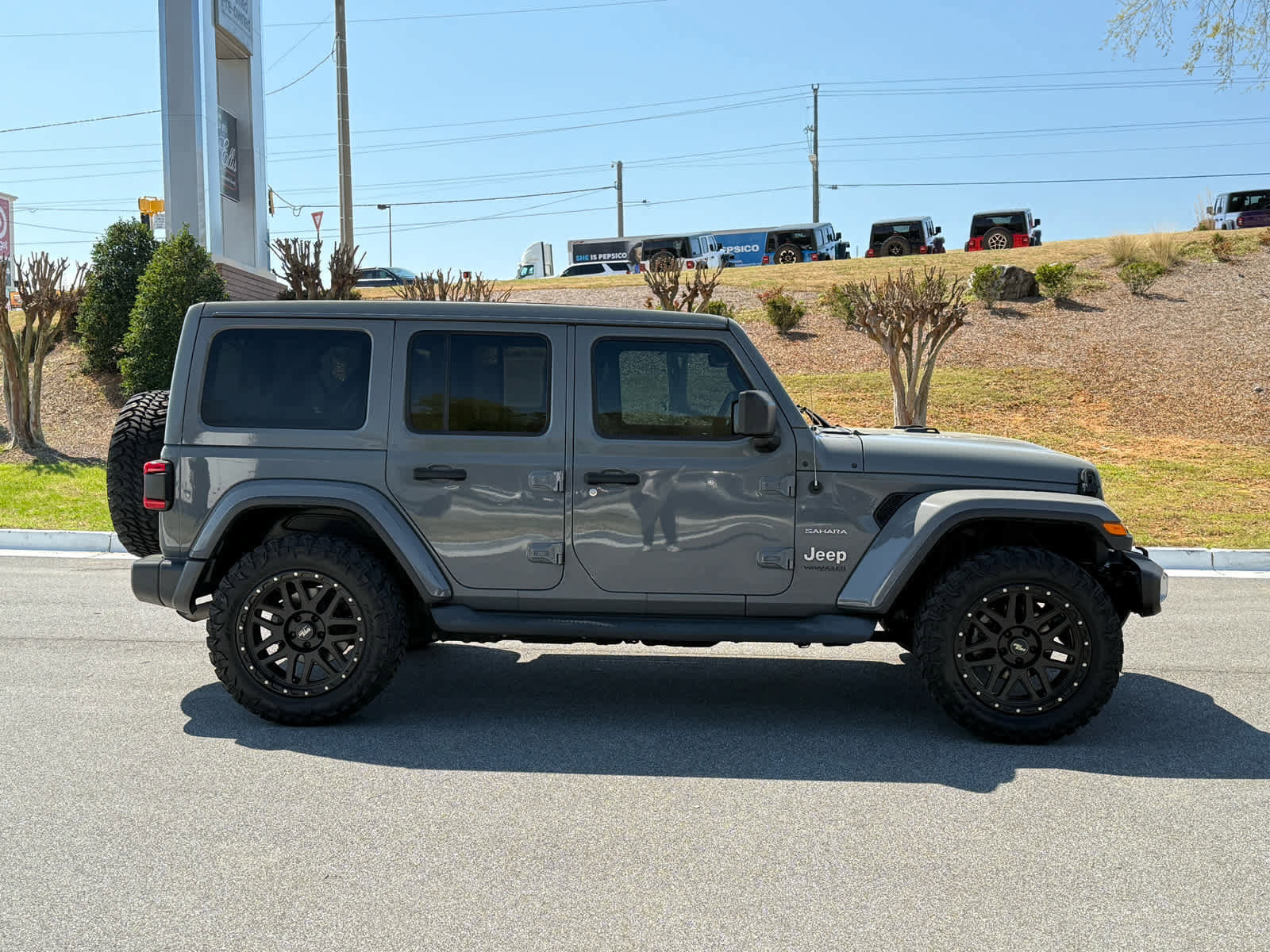 Used 2019 Jeep Wrangler Unlimited Sahara image 6
