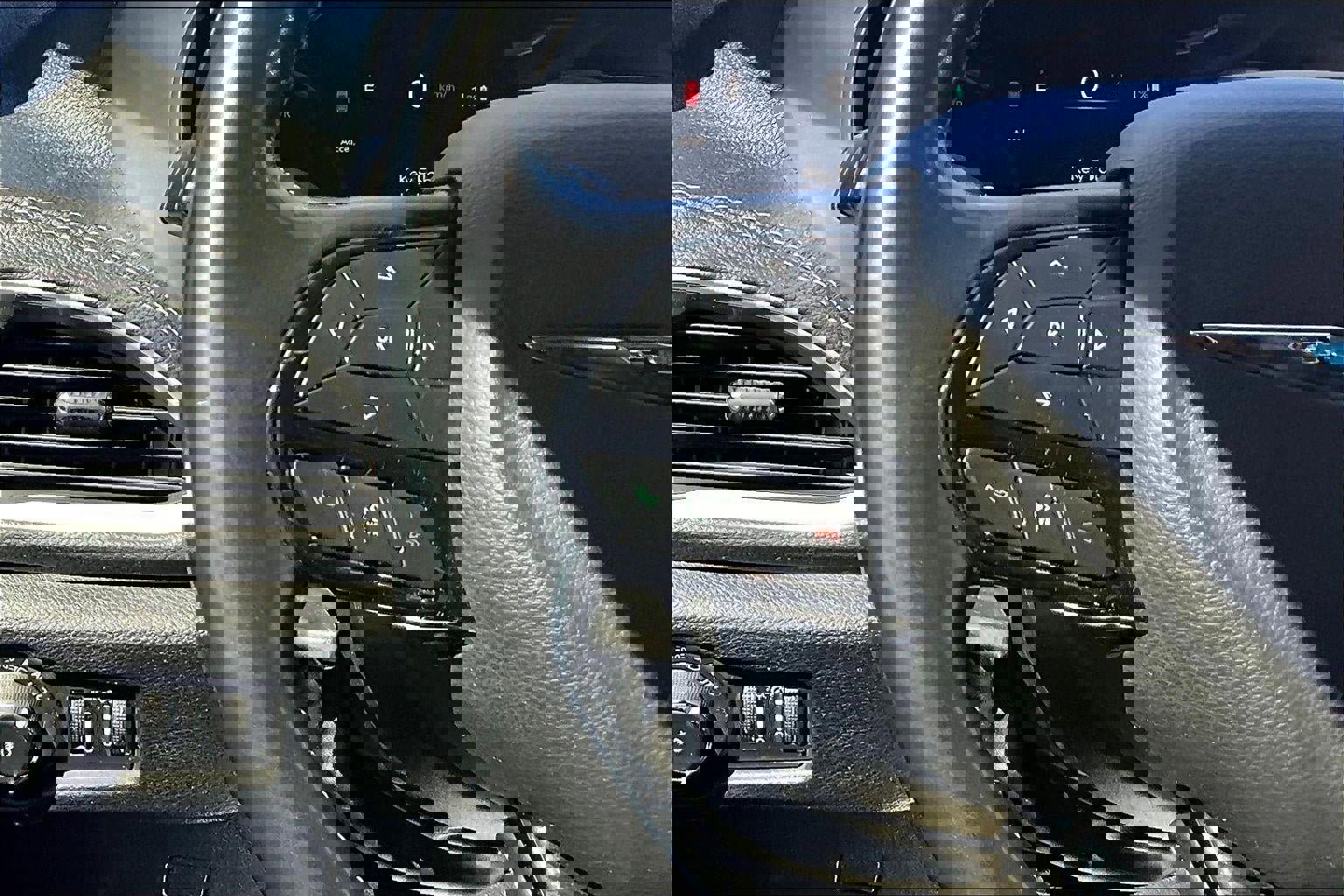 Used 2021 Chrysler Pacifica Touring-L w/ Uconnect Theater Family Group image 12